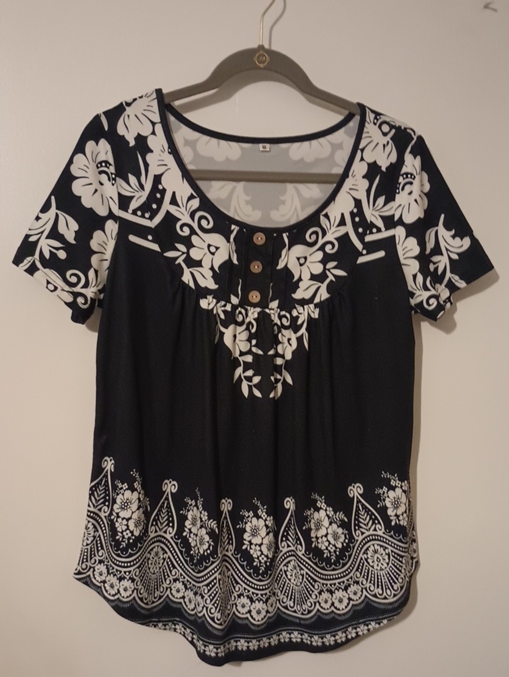 Women’s Black & White Floral Scoop Neck Top Medium